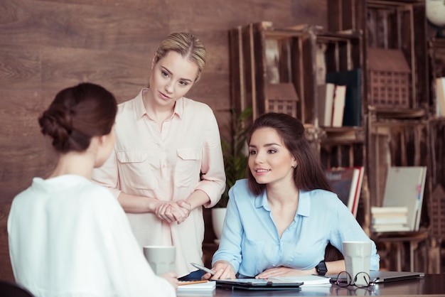 aantrekkelijke zakenvrouwen die op kantoor werken en discussiëren