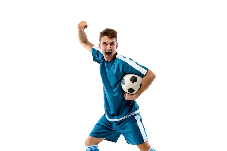 Foto aanval. grappige emoties van professionele voetballer geïsoleerd op een witte studio achtergrond. copyspace voor advertentie. opwinding in spel, menselijke emoties, gezichtsuitdrukking en passie met sportconcept.