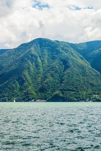 Aard van het meer van Lugano en de bergen van de Alpen in Lugano in het kanton Ticino in Zwitserland.