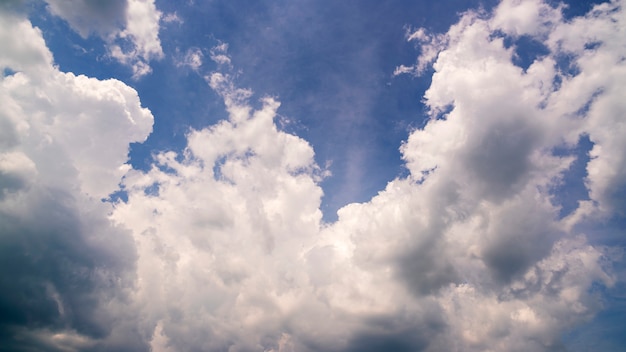 Aardachtergrond van wolken met duidelijke blauwe hemel