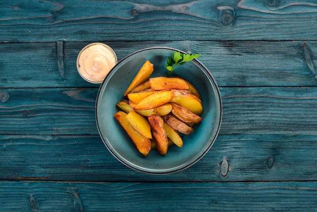 Aardappel gebakken met knoflook Op een houten ondergrond Bovenaanzicht Kopieer de ruimte