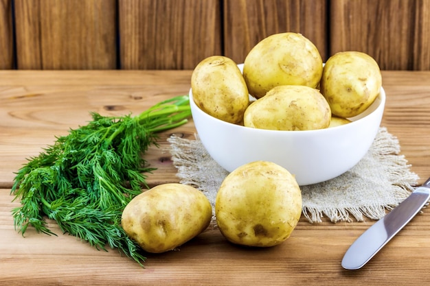 Aardappel met schil in een bord op tafel