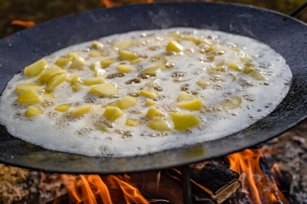 Aardappel op ploegschijfkoker. Aardappelen op schijfgrill.