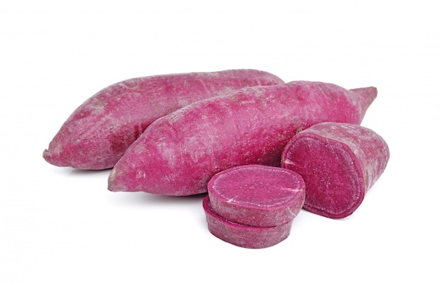 Aardappel purper snoepje dat op wit wordt geïsoleerd