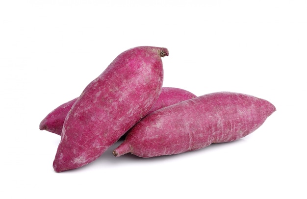 Aardappel purper snoepje dat op witte muur wordt geïsoleerd