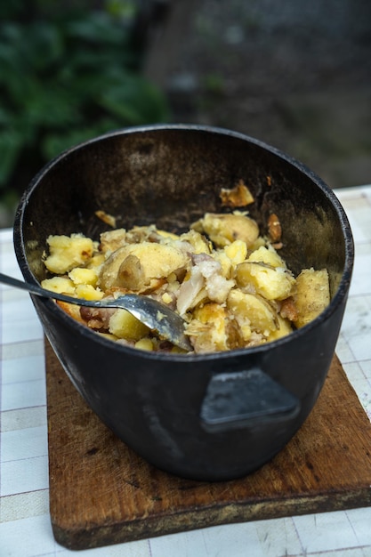 Aardappel staat in een rustiek in de ketel