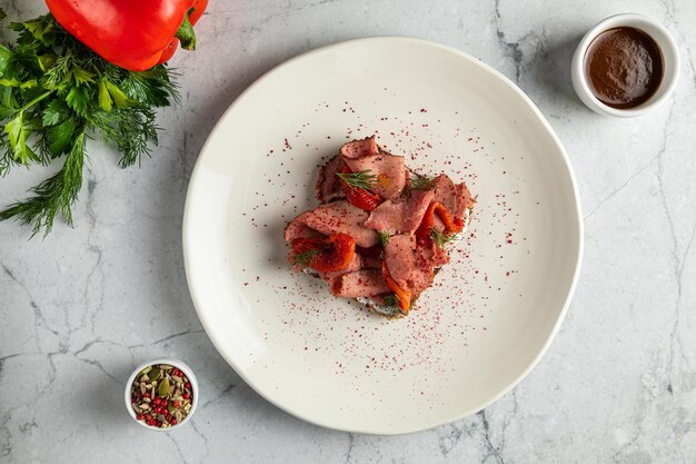 Aardappelballetjes op een wit bord Gebakken kipfilets gegrilde gesneden citroentomaten