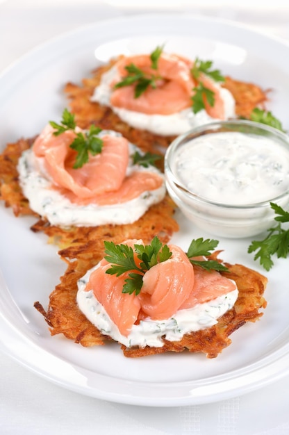 Aardappelbeignets met zalm