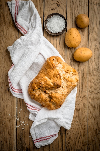 Aardappelbrood met speltmeel en geroosterde uien