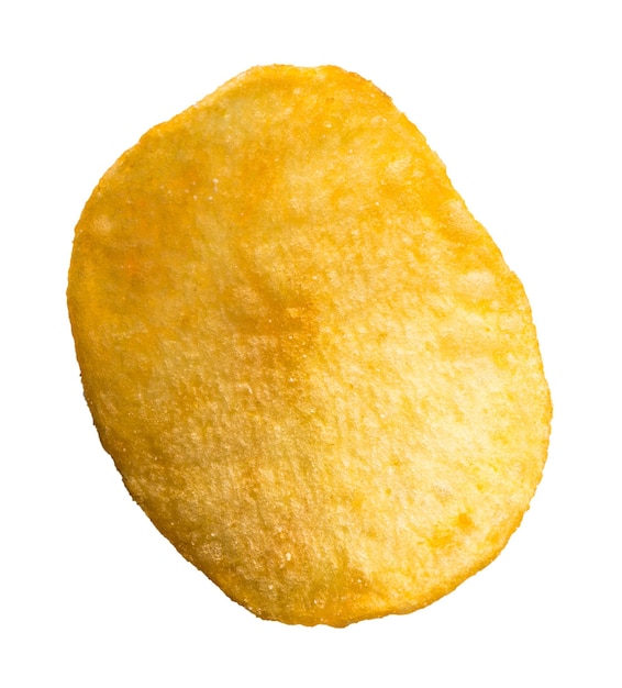 Aardappelchips close-up op een afgelegen witte achtergrond.