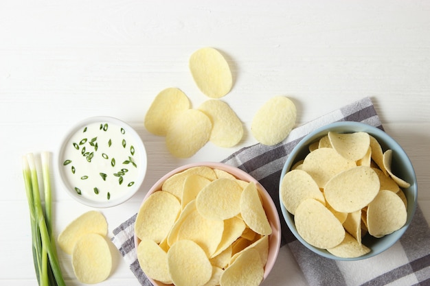 Aardappelchips en saus op tafel