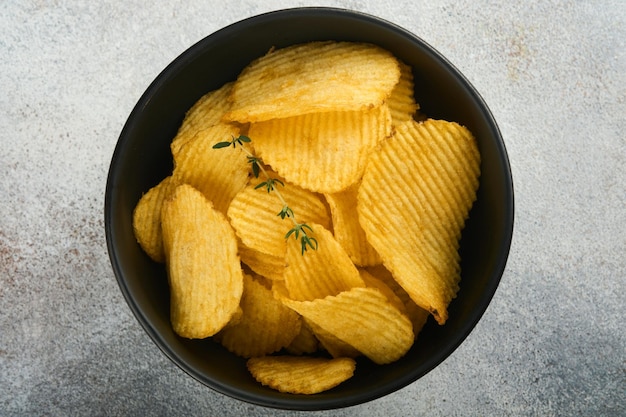 Aardappelchips Fastfood Knapperige Aardappelchips Keramische Zwarte Kom Met Zure Roomsaus En Uien In Houten Stand Op Grijze Keukentafel Concrete Achtergrond Amerikaanse Traditie Hete Bbq Bovenaanzicht