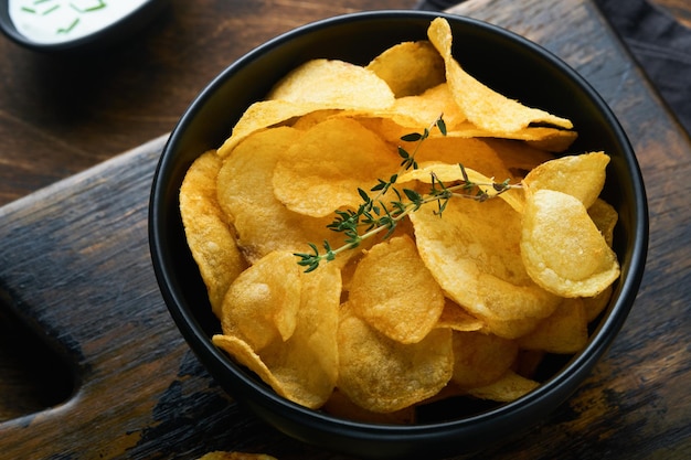 Aardappelchips Fastfood Knapperige Aardappelchips Keramische Zwarte Kom Met Zure Roomsaus En Uien In Houten Stand Op Oude Keukentafel Houten Achtergrond Amerikaanse Traditie Hete Bbq Bovenaanzicht