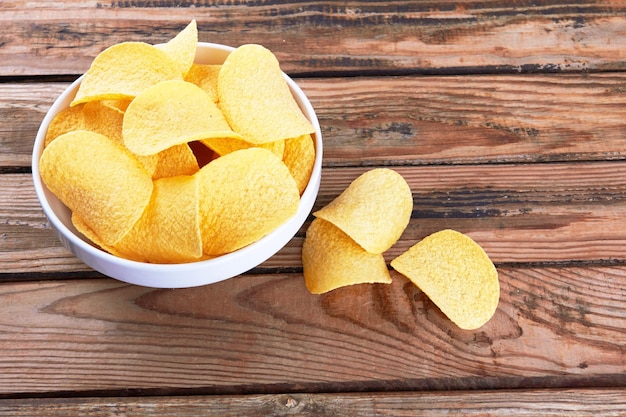 Aardappelchips in een schotel