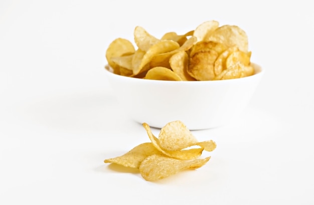 Aardappelchips in een witte schotel geïsoleerd