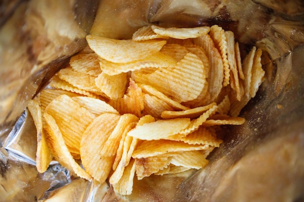 Aardappelchips in open snackzak close-up