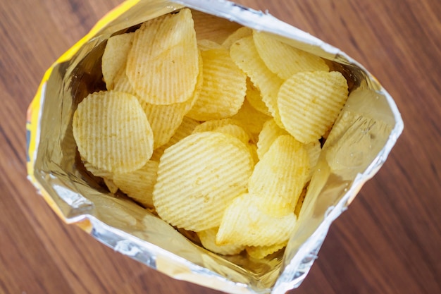 Aardappelchips in open zak