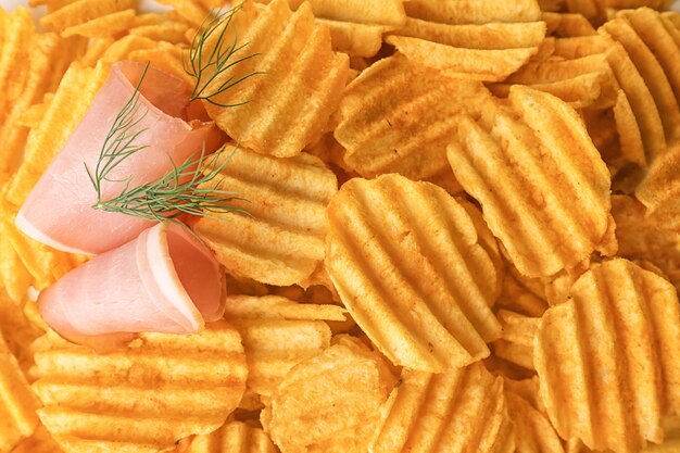 Aardappelchips met baconachtergrond