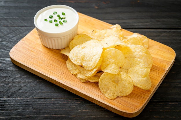 Aardappelchips met zure room dipsaus