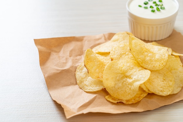 Aardappelchips met zure room dipsaus