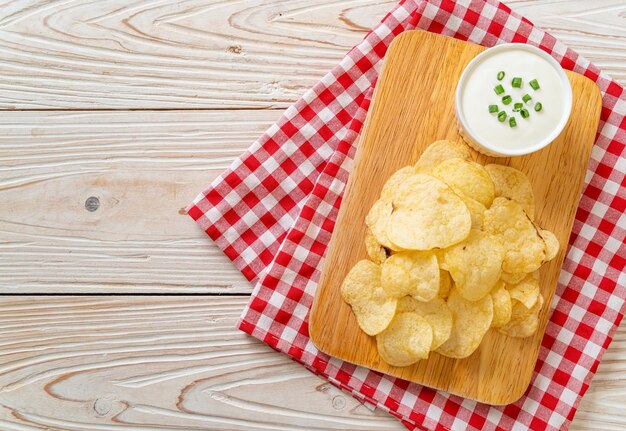 Aardappelchips met zure room dipsaus