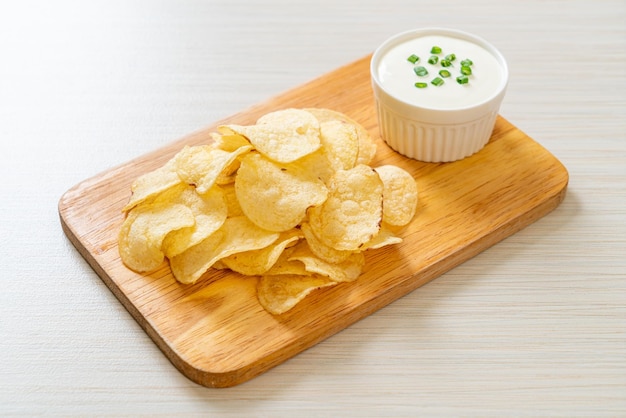 Aardappelchips met zure room