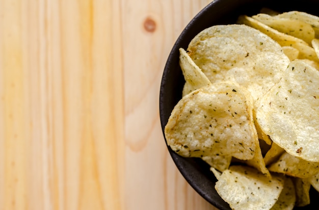 Aardappelchips op hout: snack in pauzetijd