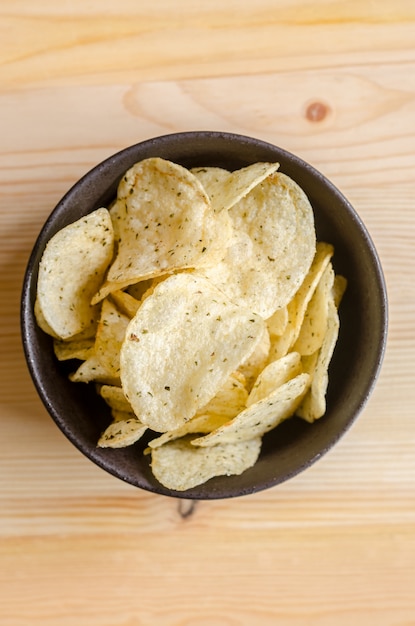 Aardappelchips op hout: snack in pauzetijd