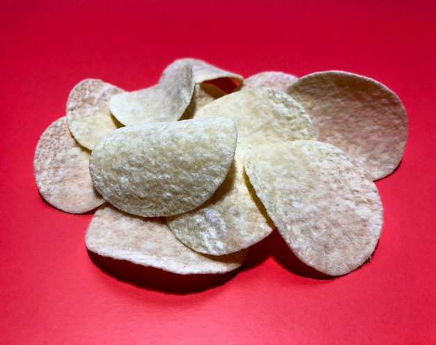 Aardappelchips op rode achtergrond