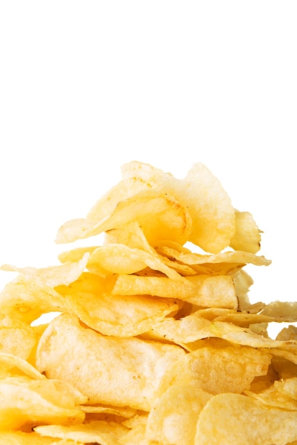 Aardappelchips tegen een witte achtergrond