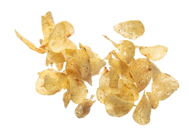 Aardappelchips vallen vliegen in de lucht Gouden gebakken aardappelchips drijvende explosie Stapel groep aardappelchhips gieten gooien in de lucht Witte achtergrond geïsoleerd bevriezen beweging hoge snelheid sluiter