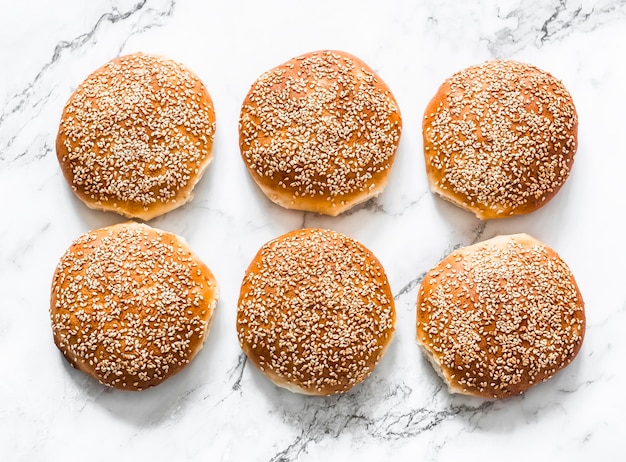 Aardappeldeegburgerbroodjes op een licht bovenaanzicht als achtergrond