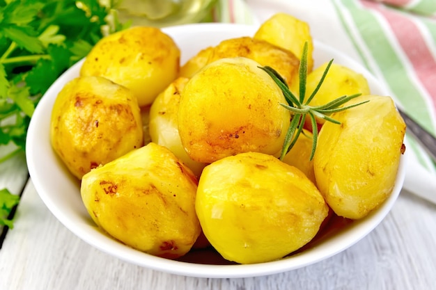 Aardappelen gebakken in plaat op licht bord