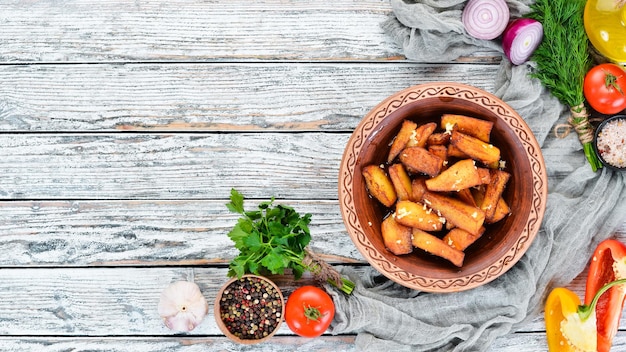 Aardappelen gebakken met knoflook Oekraïense traditionele keuken Bovenaanzicht Vrije ruimte voor uw tekst Rustieke stijl