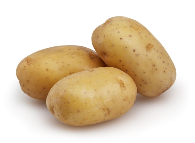 Aardappelen geïsoleerd op een witte achtergrond met uitknippad