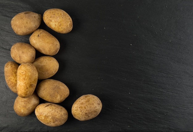 Aardappelen gekookt in hun schil op stenen achtergrond