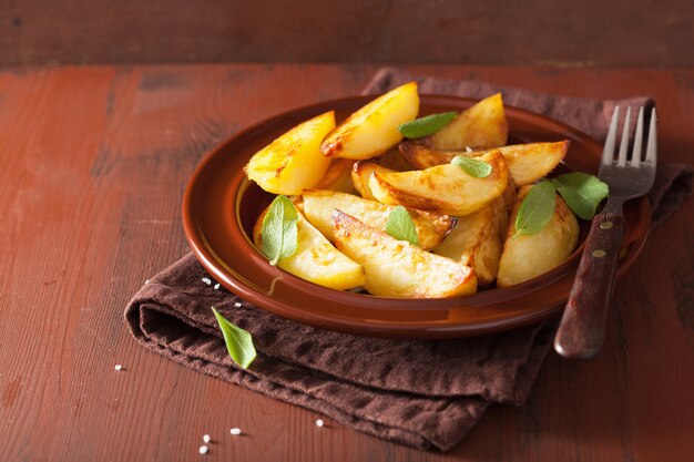 Foto aardappelen in de schil in plaat over bruine rustieke tafel