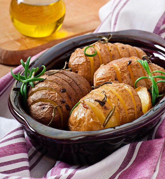 Aardappelen in de schil met rozemarijn en knoflook