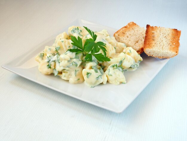 Aardappelen met Alioli Aioli knoflooksaus gegarneerd met peterselie en toastbrood