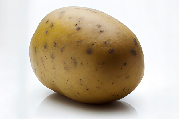 Aardappelen met schil geïsoleerd op een witte achtergrond