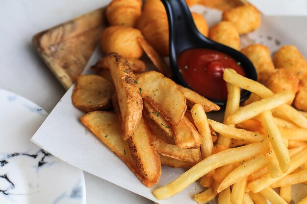 Foto aardappelen of frietjes met ketchup op houten tafel achtergrond huisgemaakt geroosterd in de oven