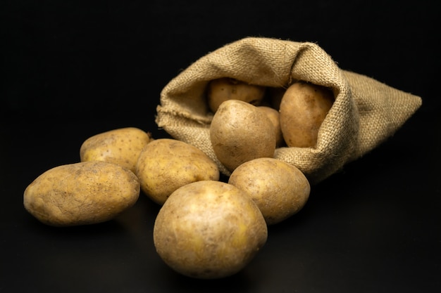 Aardappelen op een zwarte achtergrond