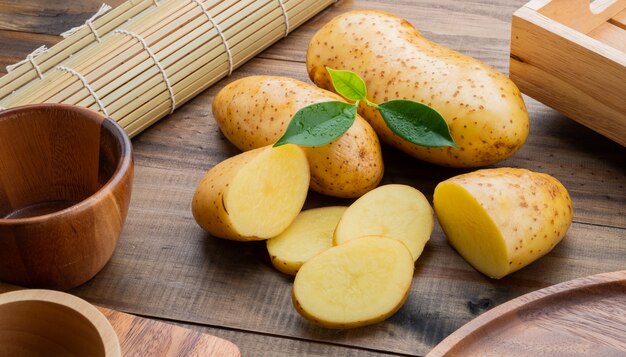 Aardappelen op houten achtergrond