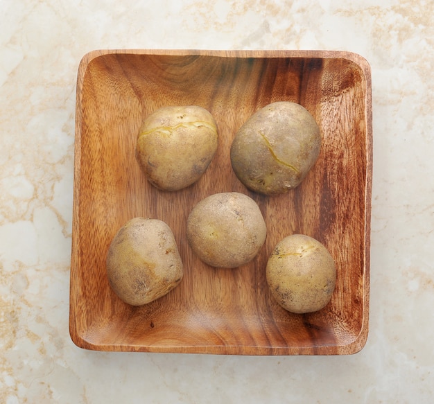 Aardappelen op houten plaat