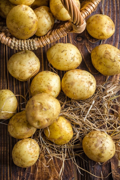 Aardappelgewas op een rustieke achtergrond