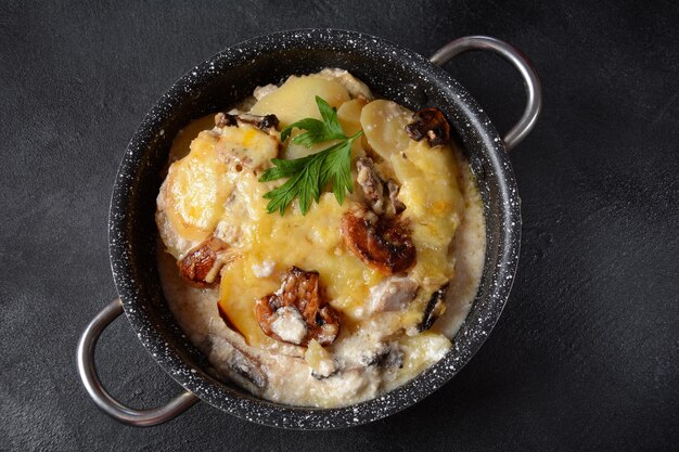 Aardappelgratin met champignons in braadpan