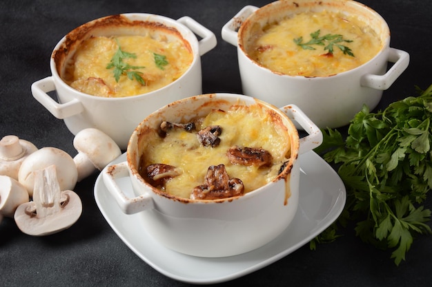 Aardappelgratin met champignons in gebakken cocottes