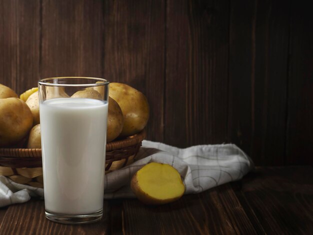 Aardappelmelk is een nieuw en trendy plantaardig alternatief Het is geschikt voor veganisten en co