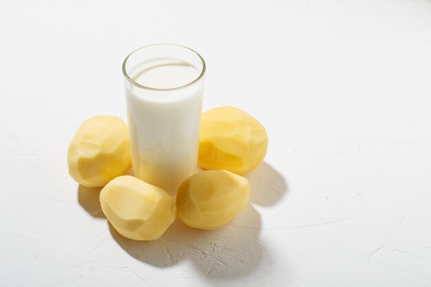 Aardappelmelk is het nieuwe en trending plantaardige alternatief Melk van aardappelconcept Allergievrije melk