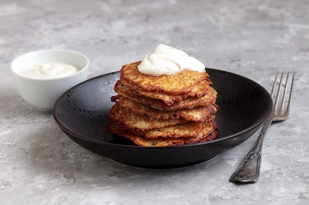 Aardappelpannenkoek met room geïsoleerd. bramborak, vegetarisch dieet. krokante taarten